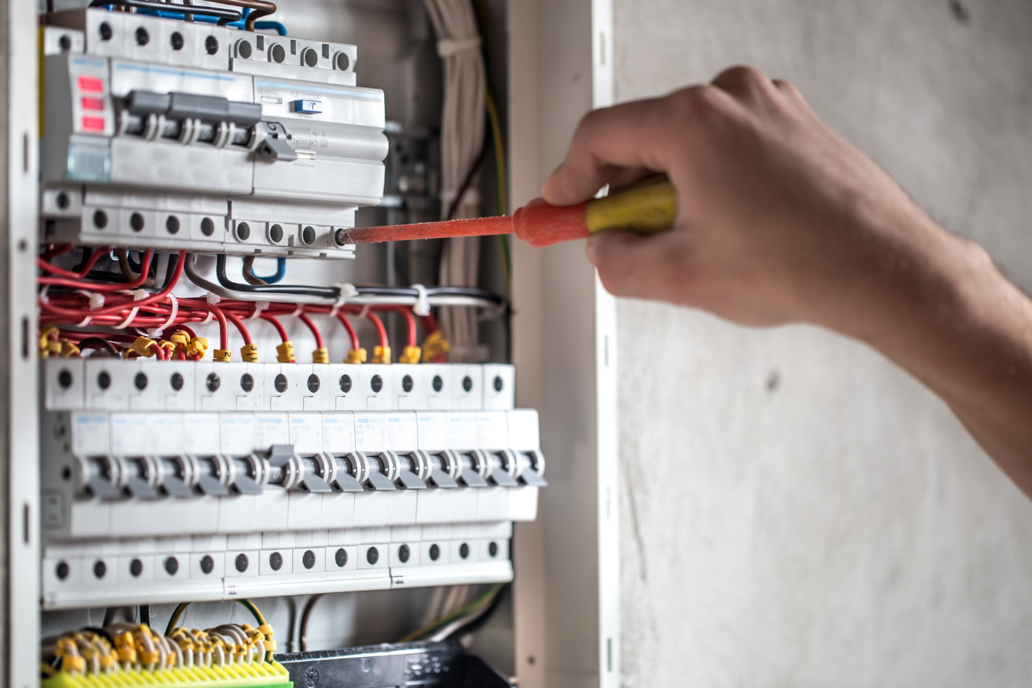 Detecta y Previene: Señales Claras de que Necesitas un Electricista a Domicilio Urgente