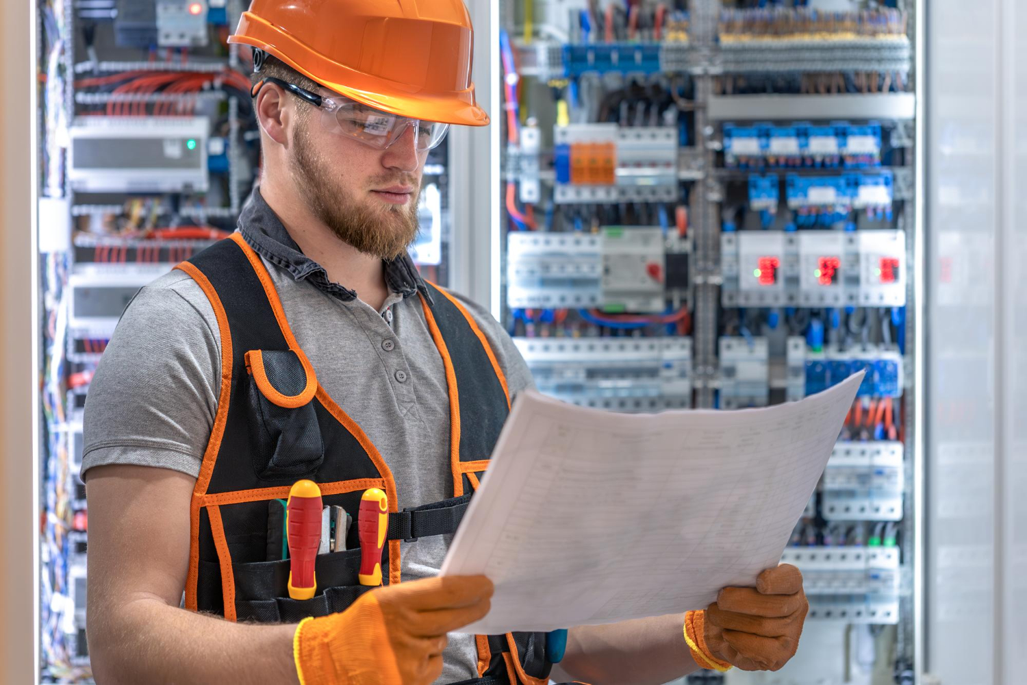 La Importancia de Contratar un Electricista Certificado SEC